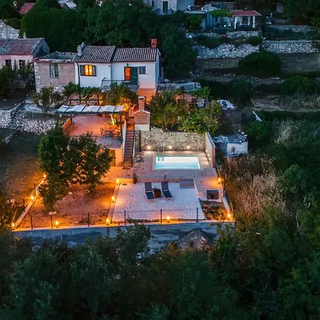 Semesterbostad House Dida Mate - Cozy House In Nature With Heated Pool