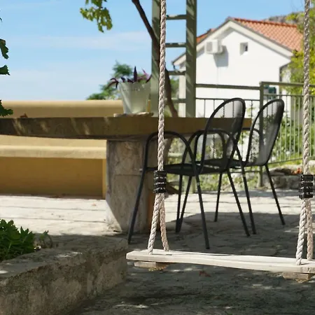 Semesterbostad House Dida Mate - Cozy House In Nature With Heated Pool Tučepi